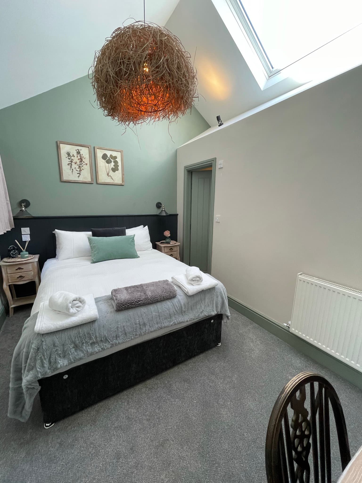 Bright guest bedroom with vaulted ceiling, skylight and pocket-sprung bed